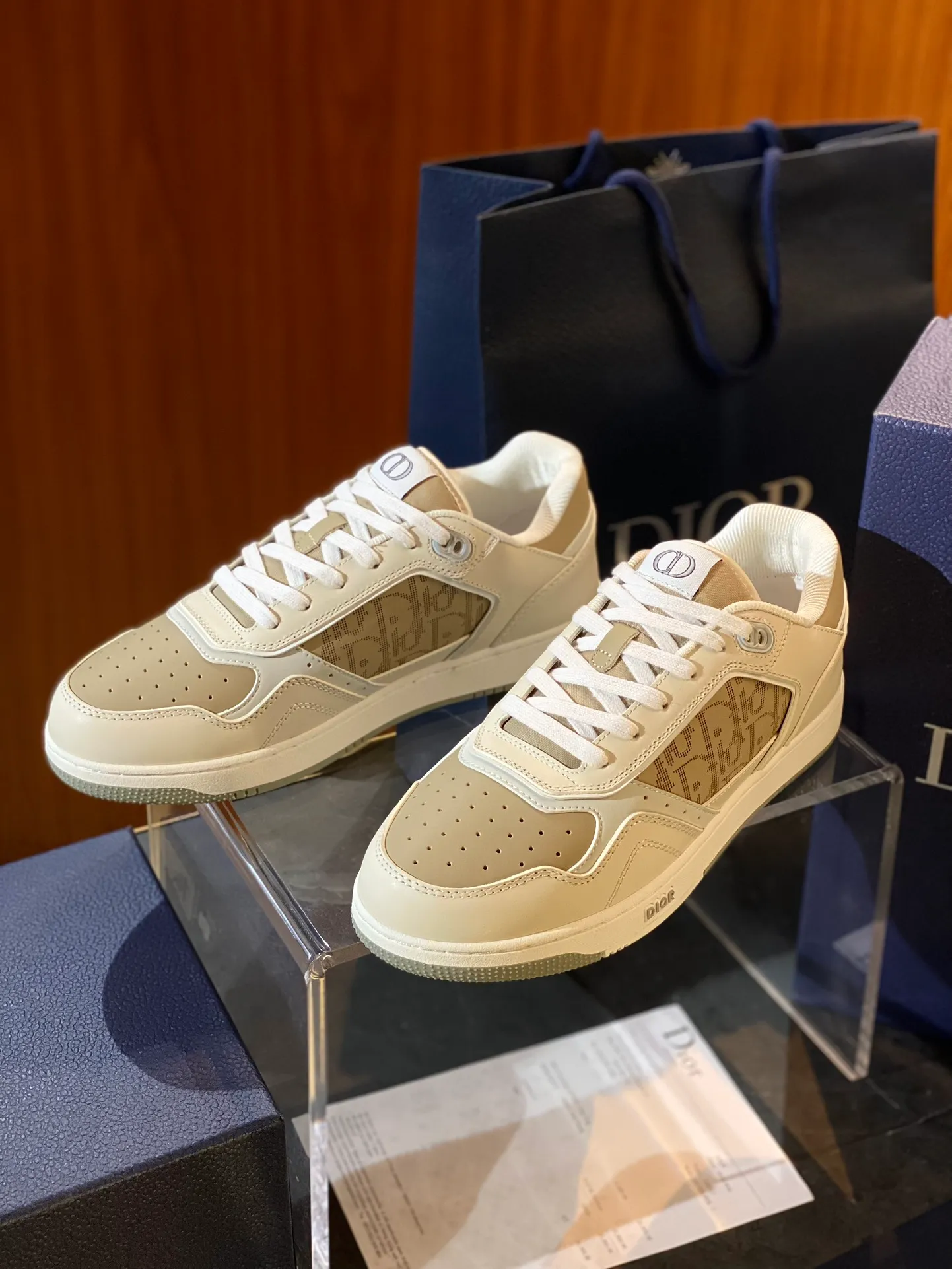 💰780 Dior| New B27 style for men and women ♞size; women 35~40, men 38~47 B27 is so handsome! The best and most eye-catching Dior wear is B27. The combination is invincible. It is versatile for everyday use and you don’t have to choose any combination. B27 feels comfortable on your feet. If you like this simple and elegant color scheme, you must buy it.